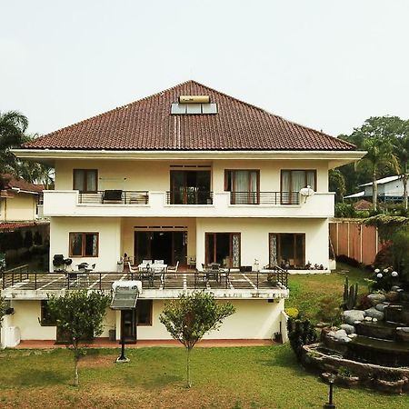 Puri Bernadi Guest House Лембанг Екстериор снимка